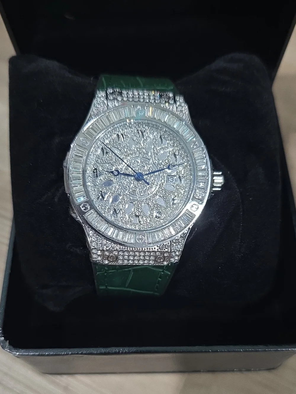 Luxury Silver Crystal Dial Men's Watch with Green Leather Strap